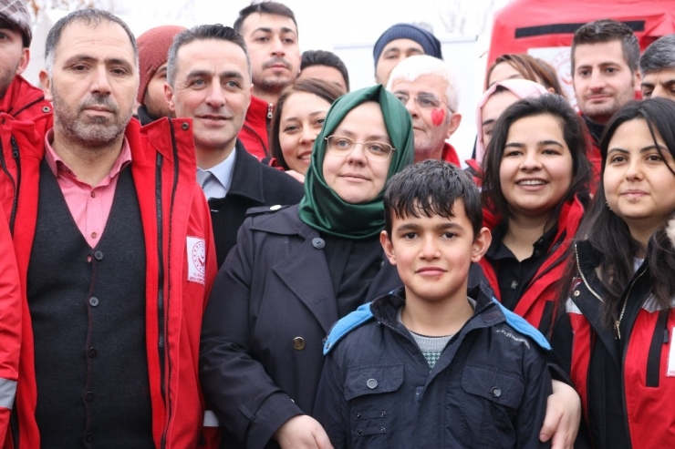 Aile Bakanı Selçuk, Depremzedelerle Bir Araya Geldi