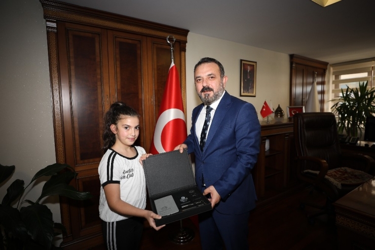 Ezel Toprakpınar Altın Madalyanın Sahibi Oldu