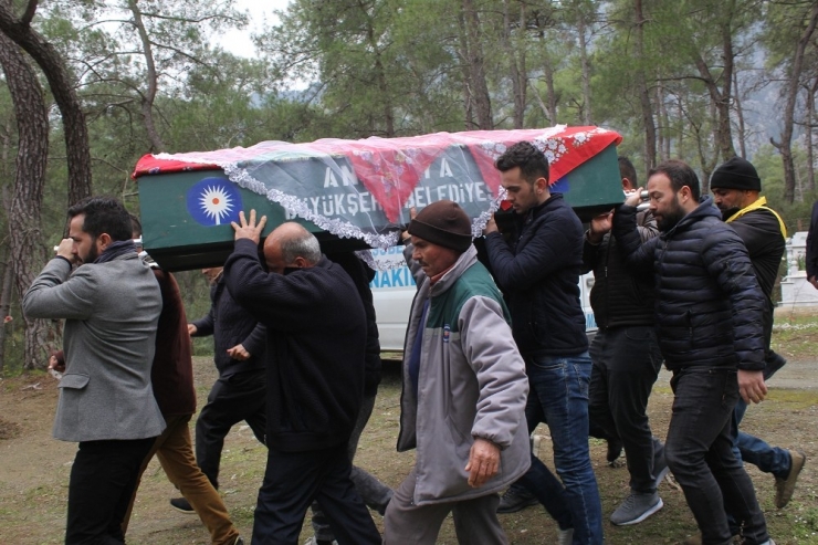 Elif’in Söz Kesme Hayalleri Yarım Kaldı, Duvaklı Tabutla Defnedildi