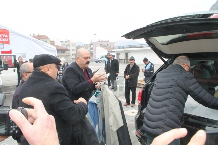 Milli Takım Eşofmanını Depremzedelere Bağışladı