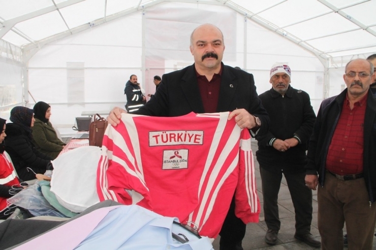 Milli Takım Eşofmanını Depremzedelere Bağışladı