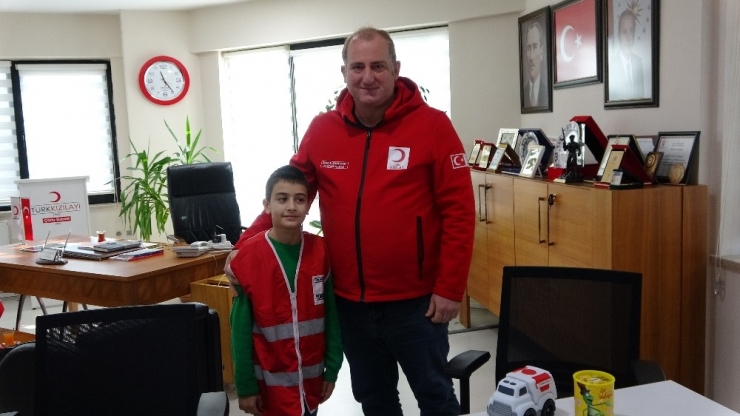 Kumbarasını Depremzedeler İçin Bağışladı