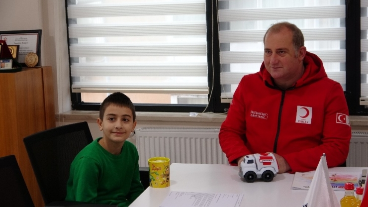 Kumbarasını Depremzedeler İçin Bağışladı