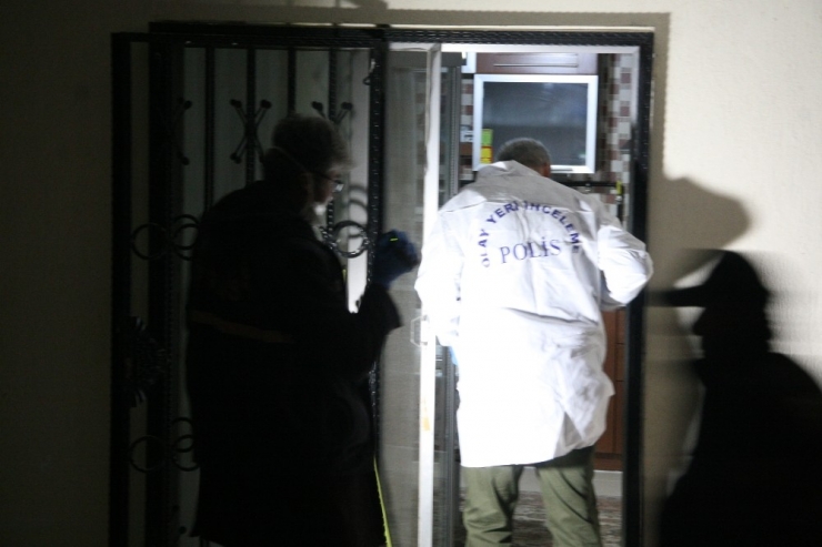 Oğlu Babasını Evinde Ölü Olarak Buldu