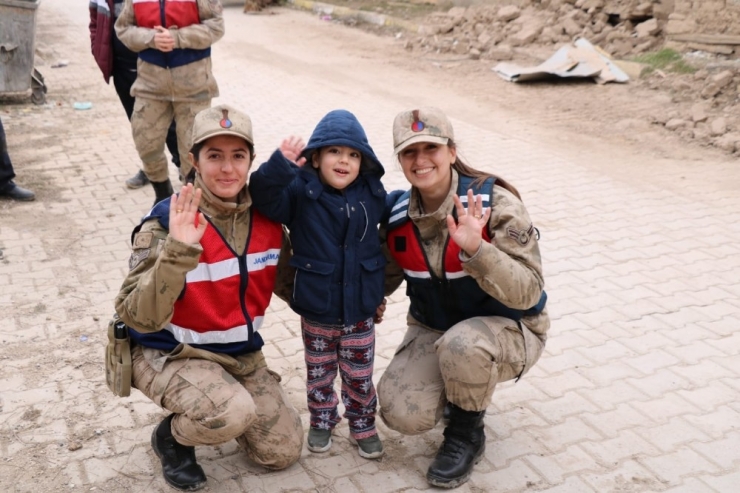 Deprem Sonrası Halk Jandarmayı Bağrına Bastı