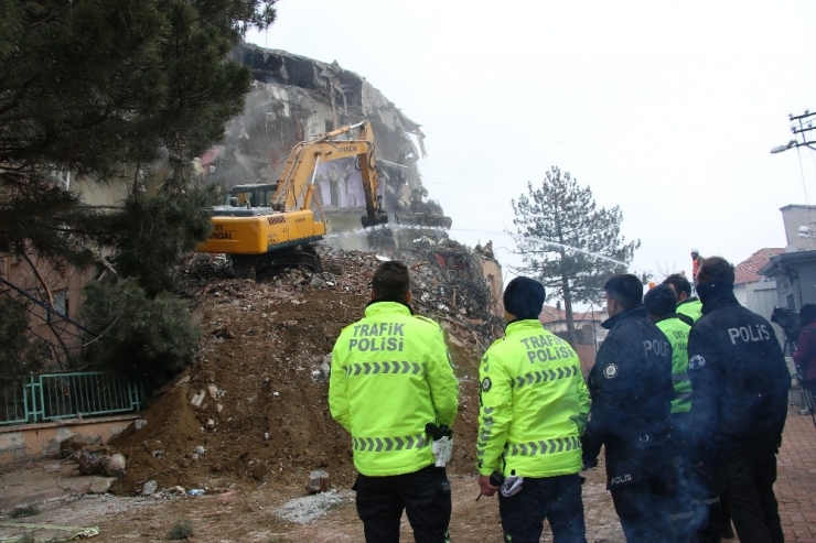 Depremde Ağır Hasar Gören Sivrice İlçe Emniyet Müdürlüğü Binası Yıkılıyor