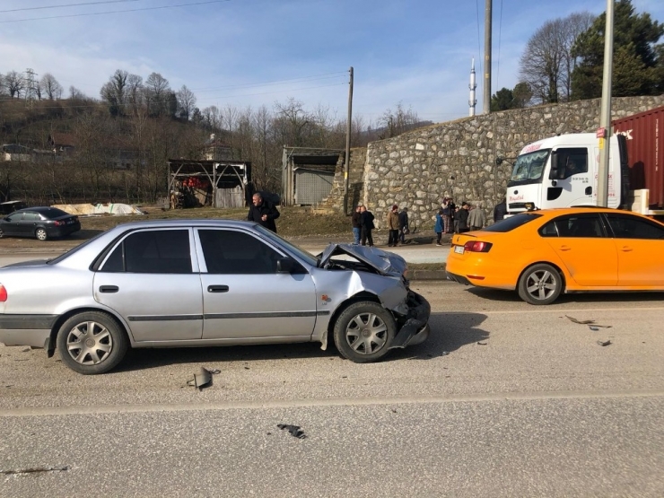 İki Otomobil Çarpıştı, 2 Kişi Yaralandı