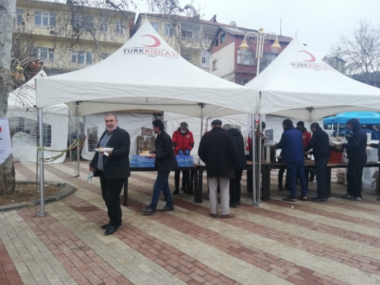 Deprem Bölgesinde Her Gün Sıcak Yemek Dağıtımı Yapılıyor