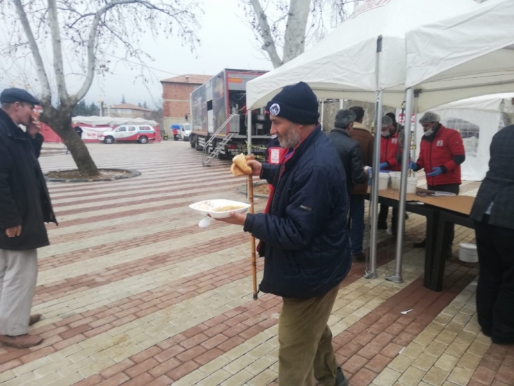 Deprem Bölgesinde Her Gün Sıcak Yemek Dağıtımı Yapılıyor