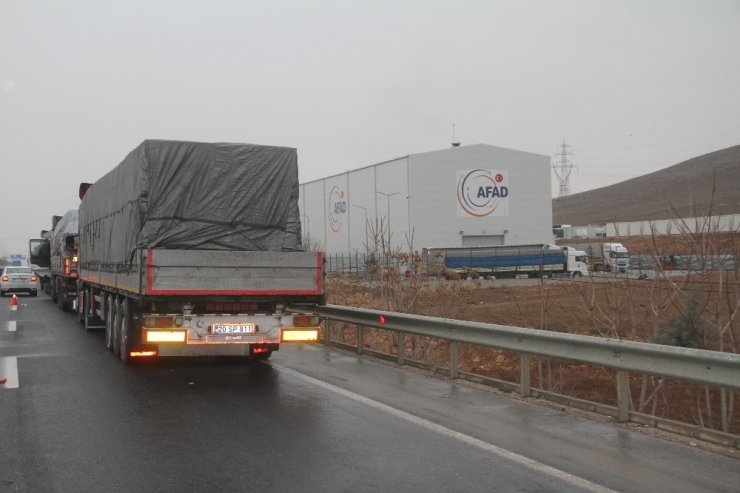 Elazığ’a Türkiye’nin Dört Bir Yanından Yardım Yağıyor