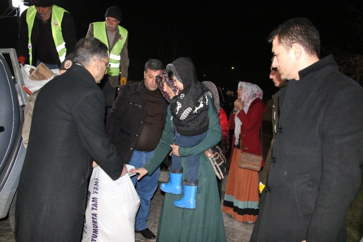 Depremzedelere 50 Ton Odun Dağıtıldı