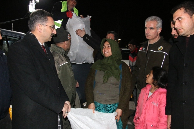 Depremzedelere 50 Ton Odun Dağıtıldı