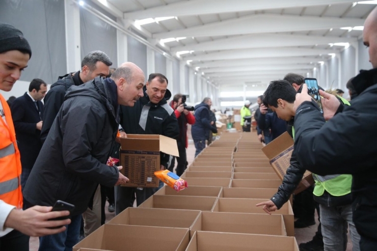 Bakanlar Yardım Kolilerinin Doldurulmasına Yardım Etti