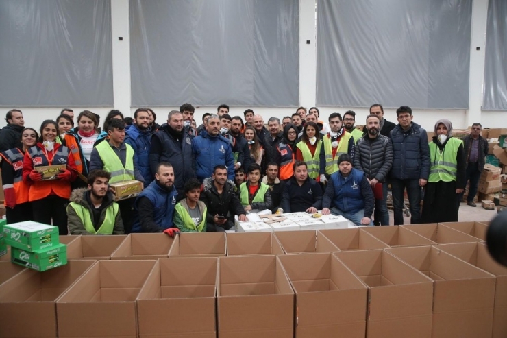 Bakanlar Yardım Kolilerinin Doldurulmasına Yardım Etti