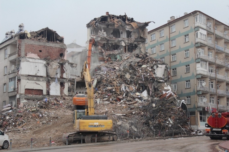 Depremde Ağır Hasar Gören Binaların Yıkımı Devam Ediyor