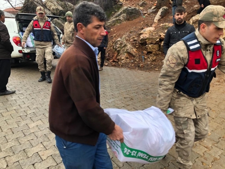 Jandarma Ekiplerinden Depremzedelere Yardım