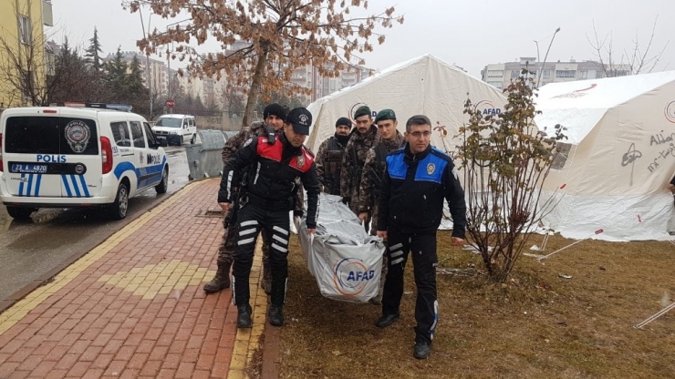 Kapı Kapı Gezen Polis, Depremzedelere Yardımları Ulaştırıyor