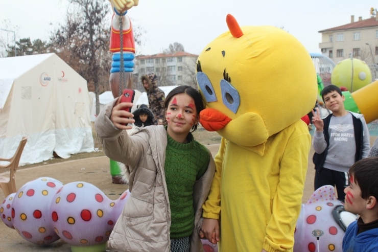 2 Kardeş Gönüllü Olarak Depremzede Çocukların Yüzünü Güldürüyor