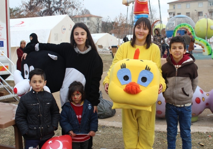 2 Kardeş Gönüllü Olarak Depremzede Çocukların Yüzünü Güldürüyor