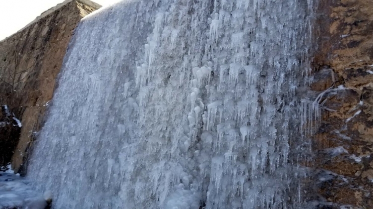 Buz Tutan Akarsu Kartpostallık Görüntü Oluşturdu