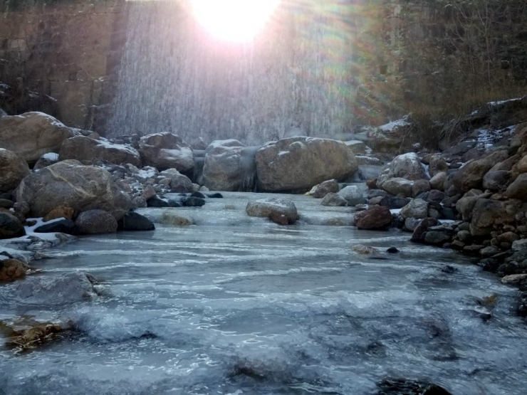 Buz Tutan Akarsu Kartpostallık Görüntü Oluşturdu