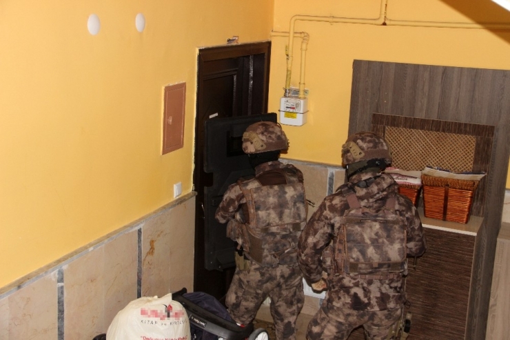 Gözaltına Alınan Eşinin Arkasından Böyle Baktı