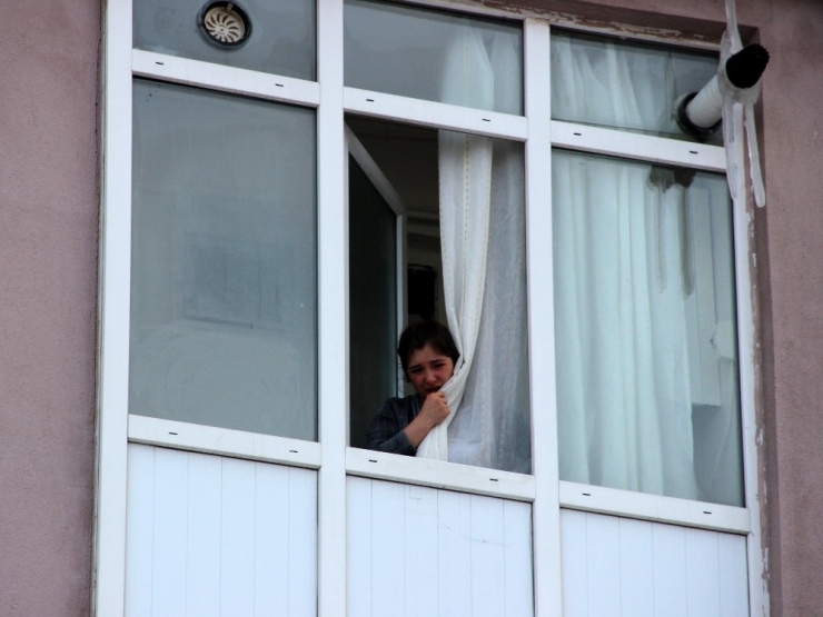 Gözaltına Alınan Eşinin Arkasından Böyle Baktı