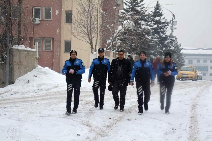 Hakkari Polisi Canı Pahasına Kadınları Bilgilendiriyor