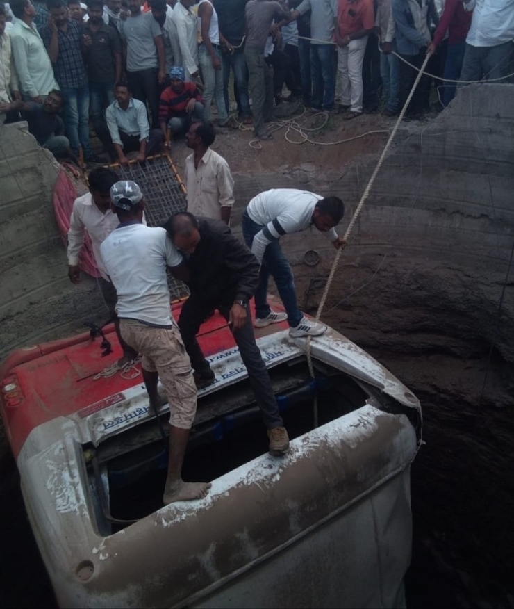 Hindistan’da Kaza Yapan Otobüs Çukura Düştü: 27 Ölü, 32 Yaralı