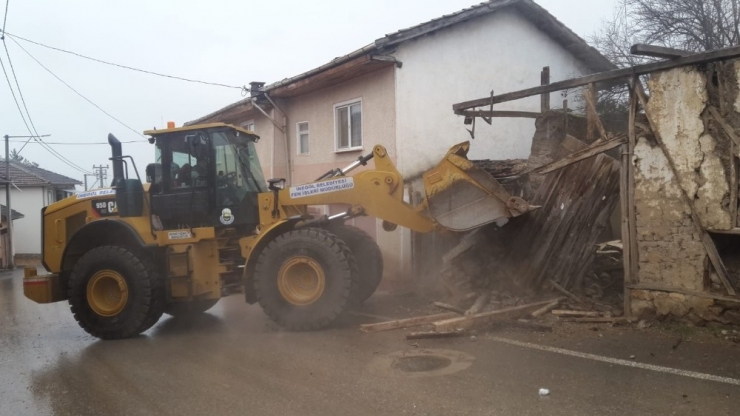 İnegöl’deki 5 Metruk Binanın Yıkımı Gerçekleştirildi