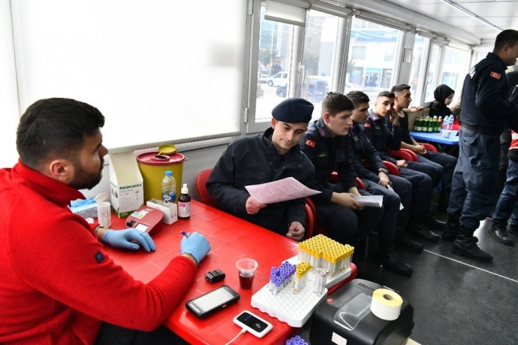 Isparta Jandarmadan Kızılay’a Kan Bağışı