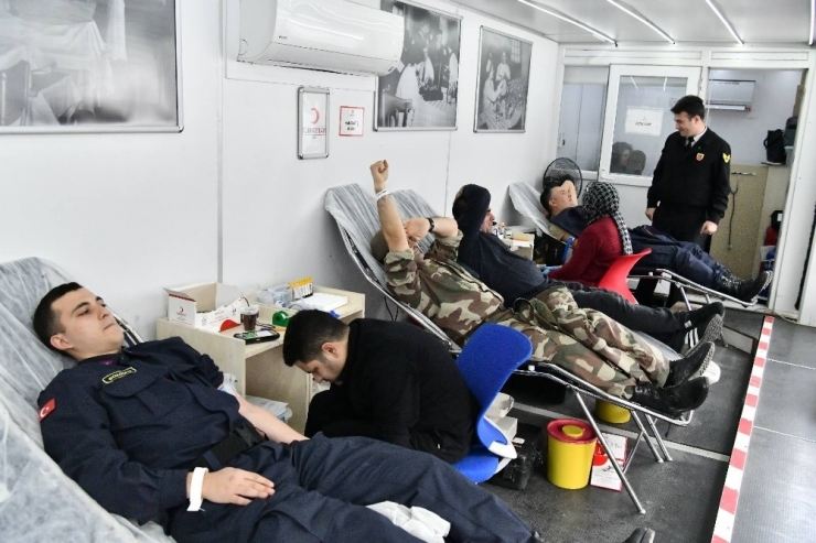 Isparta Jandarmadan Kızılay’a Kan Bağışı