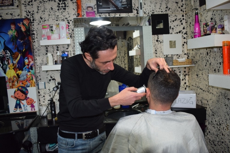 İzmir’de Berberlerin Bir Günlük Geliri Depremzedelere