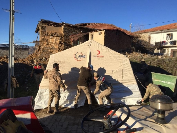 Jandarmalar Depremzedeler İçin Seferber Oldu