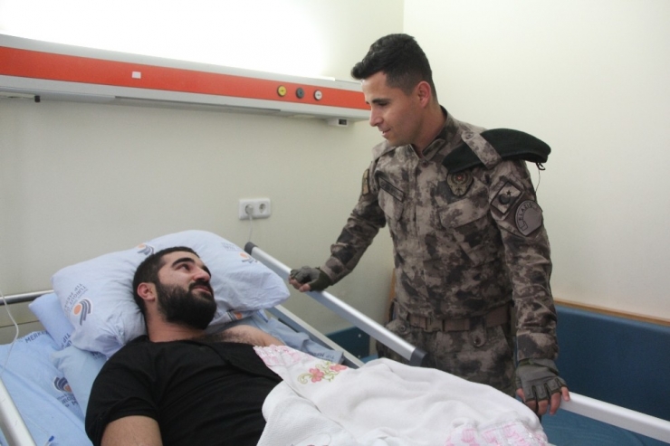 Kahraman Özel Harekatçı Kurtardığı Depremzedeyi Ziyaret Etti