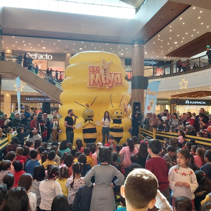 "Arı Maya" Ve "Köstebekgiller" Çocuklarla Buluştu