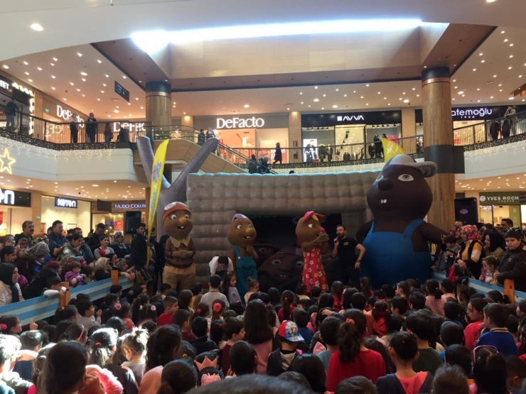 "Arı Maya" Ve "Köstebekgiller" Çocuklarla Buluştu