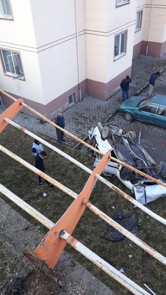 Otomobil 6 Metreden Sitenin Bahçesine Düştü: 1 Yaralı