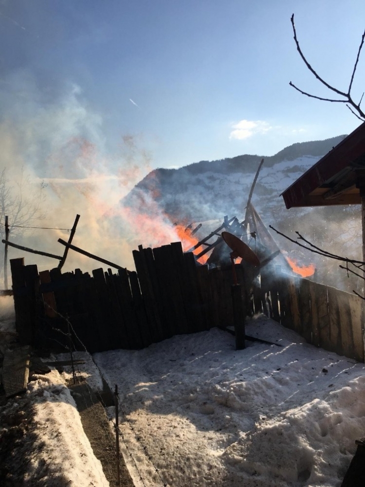 Kastamonu’da 1 Ev Ve Samanlık Küle Döndü