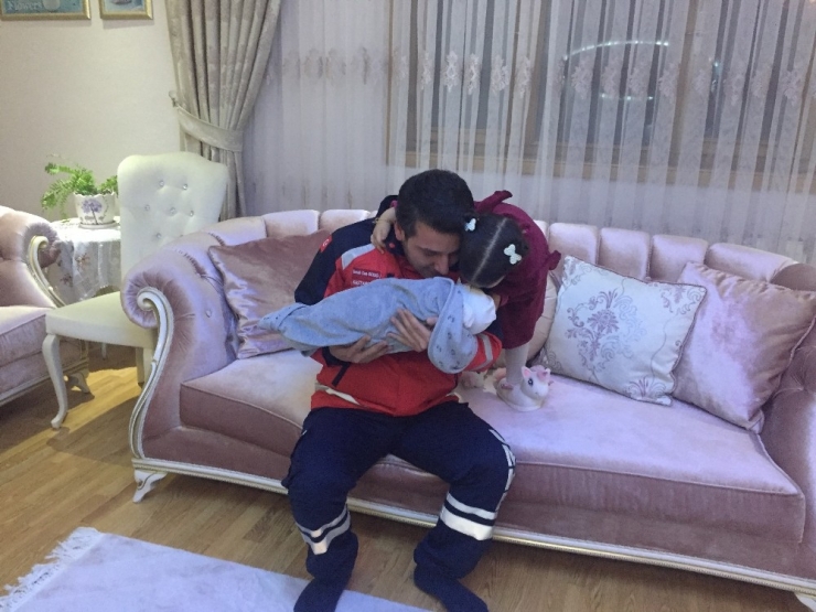 10 Günlük Bebeğini Bırakıp Depreme Yardıma Koşan Umke Görevlisi Memleketine Döndü