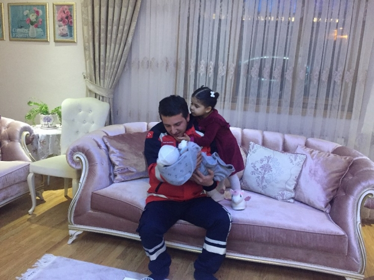 10 Günlük Bebeğini Bırakıp Depreme Yardıma Koşan Umke Görevlisi Memleketine Döndü