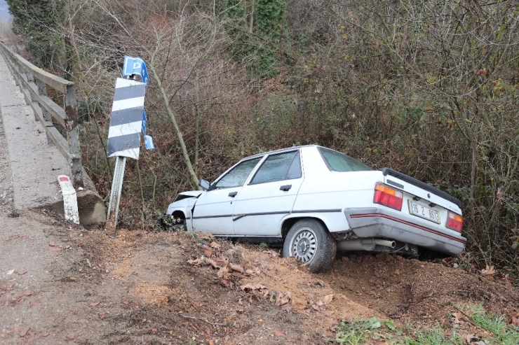 Kaygan Yol Kaza Getirdi