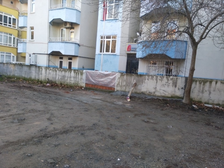 Chp’li Başkan Hacze Kızdı, Vergi Dairesinin Yolunu Kapattı