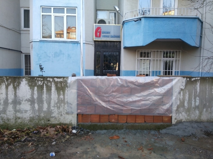 Chp’li Başkan Hacze Kızdı, Vergi Dairesinin Yolunu Kapattı