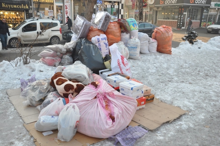 Soğuk Havada Depremzedeler İçin Yardım Topluyorlar