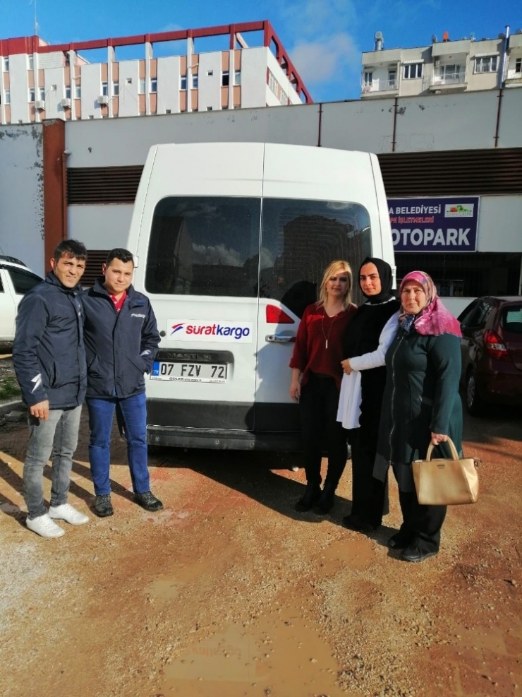 Yardım Gönüllüsü Depremzedelere 2 Minibüs Eşya Gönderdi