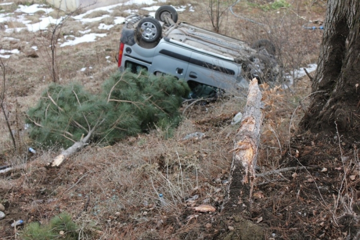 Otomobil Şarampole Devrildi: 5 Yaralı
