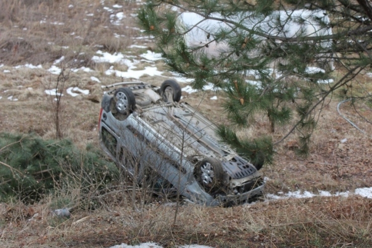 Otomobil Şarampole Devrildi: 5 Yaralı
