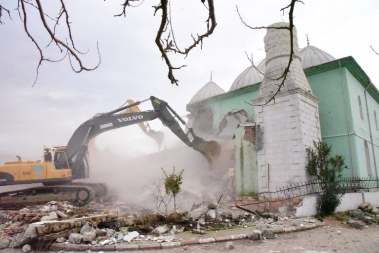 Manisa’da Depremde Hasar Gören Binaların Yıkımı Sürüyor