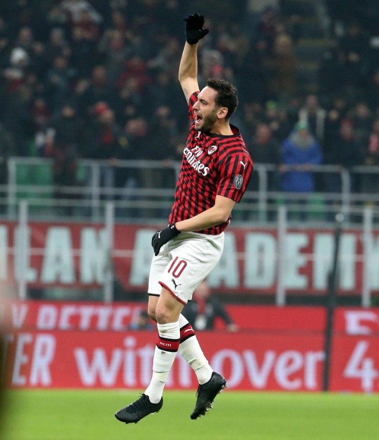 Hakan Çalhanoğlu Milan’ı Yarı Finale Taşıdı
